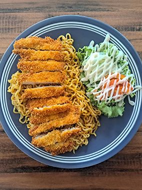 Chop suey con pollo empanizado