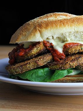 Sándwich mediterráneo de berenjena empanizada